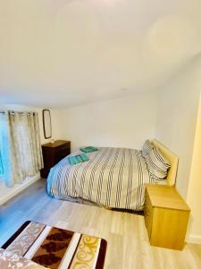 - une chambre avec un lit dans l'établissement One Bedroom Apartment Wembley Stadium in London, à Londres
