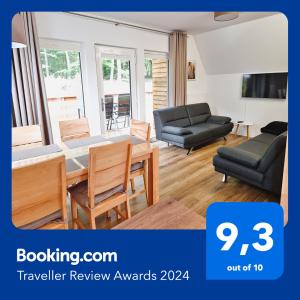 ein Wohnzimmer mit einem Tisch und einem Sofa in der Unterkunft Ferienhaus88 am Twistesee in Bad Arolsen