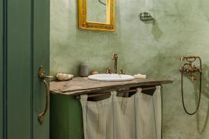 Koupelna v ubytování Traditional Olive Guesthouse