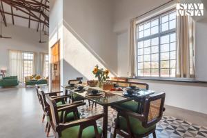 Χώρος καθιστικού στο StayVista's Rustique Radiance - Hillside Retreat with Outdoor Pool & South Indian Architecture