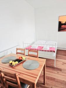 Habitación con mesa y cama en City Studio Apartment for 4, near Sonnenallee, en Berlín