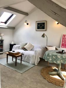 un dormitorio con una cama y una mesa en Lake Villa Holiday Cottages, en Holsworthy