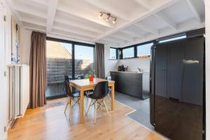 a kitchen and dining room with a table and chairs at Duplex in hartje Brugge met ruim zonneterras 2p in Bruges