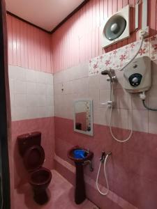 ein Bad mit einem WC und einer Dusche in der Unterkunft Matahari Long Beach in Perhentian Island