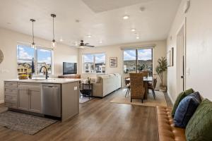 een keuken en woonkamer met een bank en een tafel bij Palm Cove condo in Atkinville