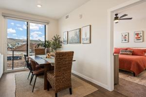 een eetkamer met een tafel en stoelen en een slaapkamer bij Palm Cove condo in Atkinville