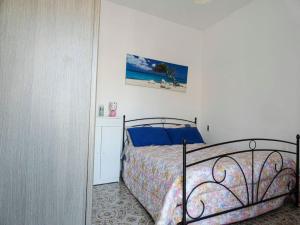 ein Schlafzimmer mit einem Bett und einem Bild an der Wand in der Unterkunft Casetta Angela in Ischia