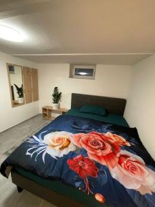 Un dormitorio con una cama con flores. en gemütliches und Schönes Zimmer Keller Geschoss K1, en Haßloch