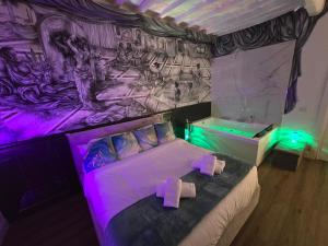 Una cama o camas en una habitación de Mirror Suite Roma Jacuzzi Colosseo Monti