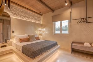 a bedroom with a bed and a window at Christini Secrets in Plátanos