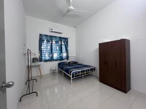 Kleines Zimmer mit einem Bett und einem Fenster in der Unterkunft HOMESTAY DE’AMRIZ in KAPAR-MERU-KLANG-PUNCAK ALAM-SHAH ALAM in Kapar