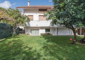 a white house with a yard with a tree at Zacchitella Garden House in Rosolini