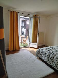 una camera con letto e porta scorrevole in vetro di hyper centre a Montreux