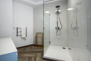 Un baño con ducha con puerta de cristal. en The Cube - Designer finished studio by SF Homes, en Il-Gżira 26 fotos más