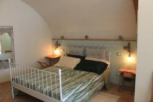 a bedroom with a bed and a mirror at La Stanza Nova in Foiano della Chiana