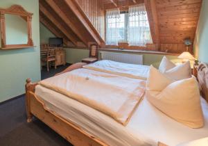 Postel nebo postele na pokoji v ubytování Landhotel Weingut Schulze