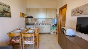 Kuchyň nebo kuchyňský kout v ubytování Casa Bentu 'E Mare con vista