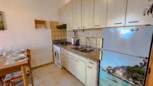 Kuchyň nebo kuchyňský kout v ubytování Casa Bentu 'E Mare con vista