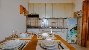 Kuchyň nebo kuchyňský kout v ubytování Casa Bentu 'E Mare con vista