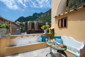 einen Balkon mit einem Tisch und Aussicht in der Unterkunft Amore Rentals - Casa Barbera B in Positano