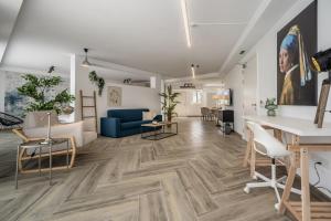 een woonkamer met een blauwe bank en houten vloeren bij Luxury & comfort awaits at this studio apartment! in Il-Gżira