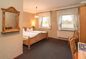 Postel nebo postele na pokoji v ubytování Landhotel Weingut Schulze