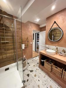 a bathroom with a shower and a sink at Appartement centre historique, idéal couple in Hyères