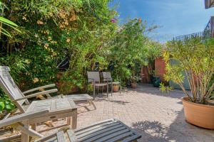 un patio con sillas, árboles y plantas en L'ORANGER maison pittoresque et confortable proche des plages, Croisette et centre-ville, en Cannes