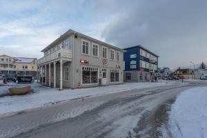 ein Gebäude an der Seite einer schneebedeckten Straße in der Unterkunft Day Dream Strandgata 11 in Akureyri