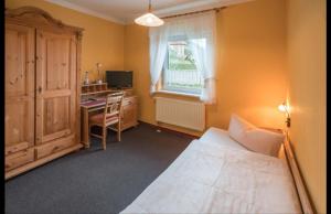 Postel nebo postele na pokoji v ubytování Landhotel Weingut Schulze