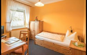 Postel nebo postele na pokoji v ubytování Landhotel Weingut Schulze