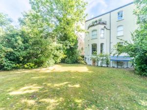 an empty yard in front of a building at Comfy Apartment With Garden in Surbiton in Surbiton