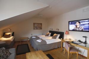 Habitación de hotel con 2 camas y TV de pantalla plana. en Park Hotell en Luleå