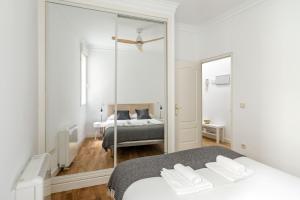 1 dormitorio con espejo y 1 cama en GuestReady - Spanish Pulse near Plaza Mayor, en Madrid