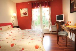 Lacabarède的住宿－德穆芙蓉酒店，一间卧室配有一张床、一张书桌和一个窗户。