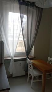 una camera con finestra, tavolo e sedia di UrbannestApartments/Lip2/7 a Katowice