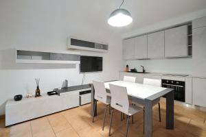 Η κουζίνα ή μικρή κουζίνα στο Xenia Apartments - Spacious and bright new flat with garden +13 φωτογραφίες