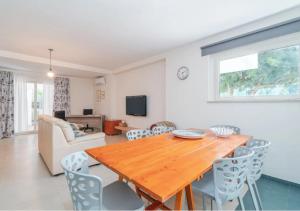 ein Wohnzimmer mit einem Holztisch und Stühlen in der Unterkunft Zacchitella Garden House in Rosolini
