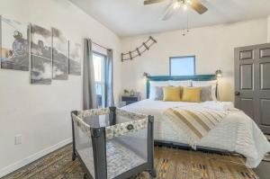 コロラドスプリングスにあるMountainViews FirePit SmartTV AC WD SelfEntryのベッドルーム1室(ベッド1台、シーリングファン付)
