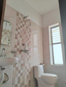 uma casa de banho com um WC e um lavatório em HOTEL OCEAN em Rummindei