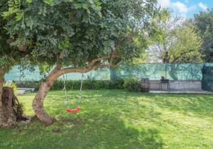 huśtawka wisząca na drzewie na podwórku w obiekcie Zacchitella Garden House w mieście Rosolini