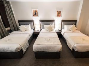 Tempat tidur dalam kamar di Petra Castle Hotel