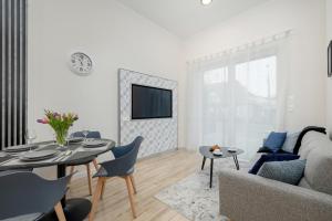 ein Wohnzimmer mit einem Tisch und einem Sofa in der Unterkunft Unique Apartment with Balcony in Swinoujscie by Rent like home in Świnoujście