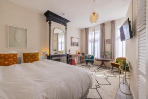 - une chambre avec un lit, une table et des chaises dans l'établissement LOT Hotel, à Leyde