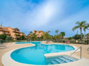 een zwembad in een resort met palmbomen bij Sun and Golf Apartment by Rentalole in Torre-Pacheco