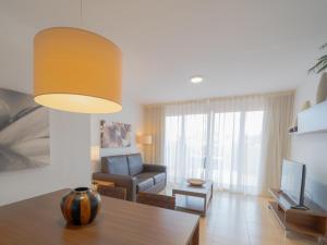 een woonkamer met een bank en een tafel met een lamp bij Sun and Golf Apartment by Rentalole in Torre-Pacheco