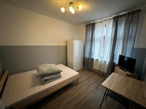 Royal Apartments Bremen - Ferienwohnungen & Fahrradverleih tesisinde bir odada yatak veya yataklar