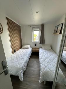 Posteľ alebo postele v izbe v ubytovaní Chalet pour 6 - Domaine avec piscine chauffée