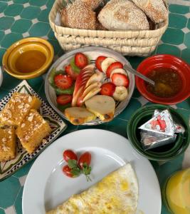 un tavolo ricoperto di piatti di cibo e pane di Riad Zeitoun Palace a Marrakech