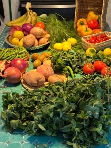 una tavola piena di frutta e verdura fresca di Riad Zeitoun Palace a Marrakech
